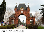 Александровская триумфальная арка (Царские ворота) — памятник в центре Краснодара. Редакционное фото, фотограф Денис Черкашин / Фотобанк Лори