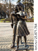 Памятник Шурику и Лиде в Краснодаре. Редакционное фото, фотограф Денис Черкашин / Фотобанк Лори