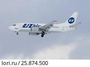 Самолет Boeing 737-500 (VP-BVL) авиакомпании Ютейр перед посадкой в аэропорту Пулково облачным днем (2017 год). Редакционное фото, фотограф Виктор Карасев / Фотобанк Лори