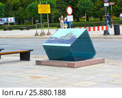 Варшавский информационный куб на улице Краковское Предместье. Варшава, Польша (2014 год). Редакционное фото, фотограф Ирина Борсученко / Фотобанк Лори