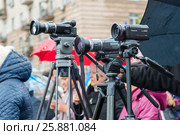 Работа фотографа и видеографа во время празднования Дня народного единства в Волгограде (2016 год). Редакционное фото, фотограф Володина Ольга / Фотобанк Лори