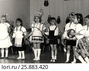 Конкурс с обручами в детском саду. Редакционное фото, фотограф Лобанова Анна / Фотобанк Лори