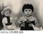 Девочка со швейной машинкой. Редакционное фото, фотограф Лобанова Анна / Фотобанк Лори