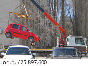 Погрузка автомобиля на эвакуатор за нарушения правил парковки (2017 год). Редакционное фото, фотограф A Челмодеев / Фотобанк Лори
