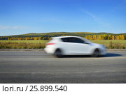 White car rides on the road at high speed. Стоковое фото, фотограф Юлия Дьякова / Фотобанк Лори