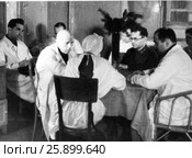 Врачи  в госпитале на территории Института экспериментальной медицины (ИЭМ) во время войны. Ленинград. Редакционное фото, фотограф Ирина Быстрова / Фотобанк Лори
