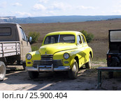 Старый автомобиль ГАЗ. Рыбацкая деревня «Черные камни» (2009 год). Стоковое фото, фотограф Анатолий Заводсков / Фотобанк Лори