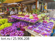 Flowers sold to be used as offerings in front of the Temple of the Tooth Relic in Kandy, Sri Lanka. Стоковое фото, агентство BE&W Photo / Фотобанк Лори