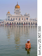 Sarovar pond with holy water, inside Gurudwara Bangla Sahib, the most prominent Sikh house of worship in Delhi, India. Редакционное фото, агентство BE&W Photo / Фотобанк Лори