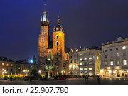 Gothic basilica of Virgin Mary (Kosciol Mariacki) on the main market square (Rynek Glowny) at night, Cracow, Poland. Стоковое фото, агентство BE&W Photo / Фотобанк Лори
