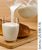 Filling of a glass by milk from a glass jug. Стоковое фото, фотограф Андрей Есин / Фотобанк Лори