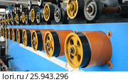 Rotating rubberized wheels of the winding machine. Стоковое видео, видеограф Андрей Радченко / Фотобанк Лори