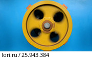 Rotating rubberized wheels of the winding machine. Стоковое видео, видеограф Андрей Радченко / Фотобанк Лори