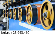 Rotating rubberized wheels of the winding machine. Стоковое видео, видеограф Андрей Радченко / Фотобанк Лори
