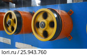 Rotating rubberized wheels of the winding machine. Стоковое видео, видеограф Андрей Радченко / Фотобанк Лори