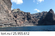 Вид на гигантские скалы Лос Гигантес (Los Gigantes) с катера в океане. Западная часть Тенерифе. Канары, Испания (2016 год). Стоковое видео, видеограф Кекяляйнен Андрей / Фотобанк Лори