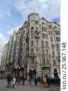 Улица Арбат, 35/1(Кривоарбатский переулок, 1/35). Бывший доходный дом А. Т. Филатовой — Я. М. Филатова («Дом с рыцарями»). Москва (2015 год). Редакционное фото, фотограф Free Wind / Фотобанк Лори