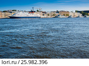 Морское круизное судно Corinthian и малые военные корабли пришвартованы в Санкт-Петербурге во время празднования Дня ВМФ (2015 год). Редакционное фото, фотограф Сергей Дубров / Фотобанк Лори