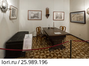 Интерьер прихожей (конторка).Меншиковский дворец, Эрмитаж, Санкт Петербург, Россия (2016 год). Редакционное фото, фотограф Сергей Васильев / Фотобанк Лори