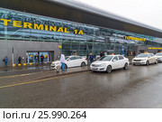 Kazan, Russia - March 25.2017. White taxis near the airport terminal 1A. Редакционное фото, фотограф Володина Ольга / Фотобанк Лори