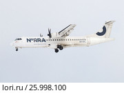 Самолет ATR 72-500 (OH-ATL) авиакомпании  Nordic Regional Airlines в пасмурном небе перед посадкой в аэропорту Пулково (2017 год). Редакционное фото, фотограф Виктор Карасев / Фотобанк Лори