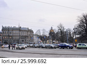 Санкт-Петербург. Пробка на Дворцовой площади зимой в пасмурный день (2017 год). Редакционное фото, фотограф Максим Мицун / Фотобанк Лори