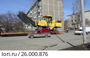 Дорожная фреза спускается с автомобильного тягача. Редакционное видео, видеограф Евгений Ткачёв / Фотобанк Лори