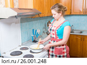 Хозяйка на кухне готовит варенье из яблок. Стоковое фото, фотограф Сергей Дубров / Фотобанк Лори