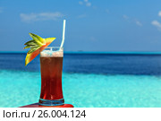Glass of drink is on a beach table. Стоковое фото, фотограф М / Фотобанк Лори