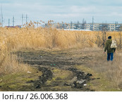 Lonely fisherman coming through the field. Стоковое фото, фотограф Andrey Ganysh / Фотобанк Лори