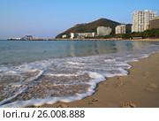 Affectionate South China Sea is washed by sand of Dadonghai Beach (2017 год). Редакционное фото, фотограф Юлия Машкова / Фотобанк Лори