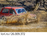 Красная "Нива" (ВАЗ-2121, Lada4x4) едет с брызгами в брод (2017 год). Редакционное фото, фотограф Александра Дебрянская / Фотобанк Лори