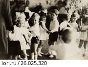 Дети танцуют в парах на празднике в детском саду. 1967 год. (2017 год). Редакционное фото, фотограф Светлана Попова / Фотобанк Лори