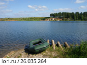Речной пейзаж с резиновой лодкой. Стоковое фото, фотограф Юлия Мальцева / Фотобанк Лори