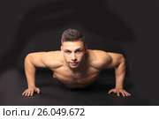 Young man doing push ups. Стоковое фото, фотограф Дубровская Татьяна / Фотобанк Лори