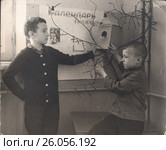 Школьники около стенда "Календарь природы", 1968 год. Редакционное фото, фотограф Retro / Фотобанк Лори