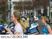 BERLIN - APRIL 02, 2017: The annual 37th Berlin Half Marathon. Ensuring public order. The police are at work. Редакционное фото, фотограф Sergey Kohl / Фотобанк Лори