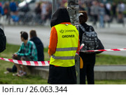 BERLIN - APRIL 02, 2017: The annual 37th Berlin Half Marathon. Ensuring public order. Volunteers at work. Редакционное фото, фотограф Sergey Kohl / Фотобанк Лори