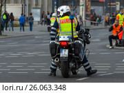 BERLIN - APRIL 02, 2017: The annual 37th Berlin Half Marathon. Ensuring public order. The police are at work. Редакционное фото, фотограф Sergey Kohl / Фотобанк Лори