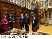 Руководитель агентства по техническому регулированию и метрологии Алексей Владимирович Абрамов (в центре) во время посещения ВНИИМ им. Д.И. Менделеева (2017 год). Редакционное фото, фотограф Stockphoto / Фотобанк Лори