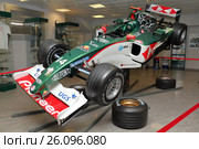Болид Формулы-1 Jaguar R5B 2004 года пилота Марка Уэббера. Музей спортивных и классических автомобилей в Адлере. Краснодарский край, Россия (2017 год). Редакционное фото, фотограф Александр Степанов / Фотобанк Лори