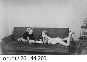 Сёстры на диване в хрущёвской квартире занимаются рисованием. 1972 год. (2017 год). Редакционное фото, фотограф Светлана Попова / Фотобанк Лори
