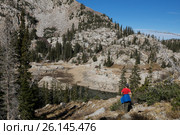 Ребенок смотрит на горы и Lake Mary. Lake Mary Trail,  Uinta-Wasatch-Cache national forest, Штат Юта, США (2014 год). Стоковое фото, фотограф Ирина Кожемякина / Фотобанк Лори