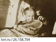 Счастливая девочка ест арбуз в комнате. 1970 год. (2017 год). Редакционное фото, фотограф Светлана Попова / Фотобанк Лори