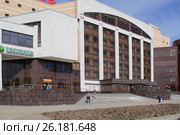 Центральный вход в бизнес-центр "Гулливер". Торфяная дорога, 7В. Вид со стороны Заусадебной улицы. Санкт-Петербург (2017 год). Редакционное фото, фотограф Анна Зеленская / Фотобанк Лори
