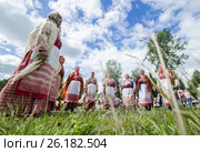 Народный праздник в музее под открытым небом "Малые Корелы". Женщины в народных костюмах водят хоровод. Россия, Архангельская область, Приморский район (2014 год). Редакционное фото, фотограф Яковлев Сергей / Фотобанк Лори