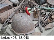 Каска,лимонка,лента с гильзами времен второй мировой войны и другие военные предметы (2016 год). Редакционное фото, фотограф Татьяна Шикова / Фотобанк Лори