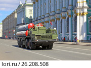 Российская военная техника по Дворцовой набережной направляется на репетицию парада в честь Дня Победы. Модернизированная зенитная ракетная система СПУ С-300ПМ, город Санкт-Петербург (2017 год). Редакционное фото, фотограф Григорий Писоцкий / Фотобанк Лори