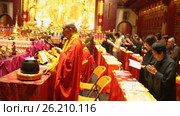 Prayers and tourists in Buddha Tooth Temple of Singapore (2017 год). Редакционное видео, видеограф Кирилл Трифонов / Фотобанк Лори