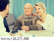 Pensioner and daughter with social employee. Стоковое фото, фотограф Яков Филимонов / Фотобанк Лори
